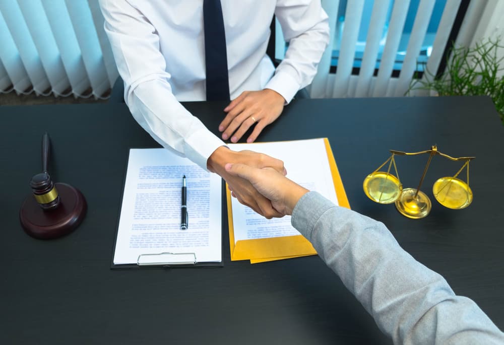 Lawyers or lawyers shake hands with success and are happy to provide legal advice to clients regarding business law.
